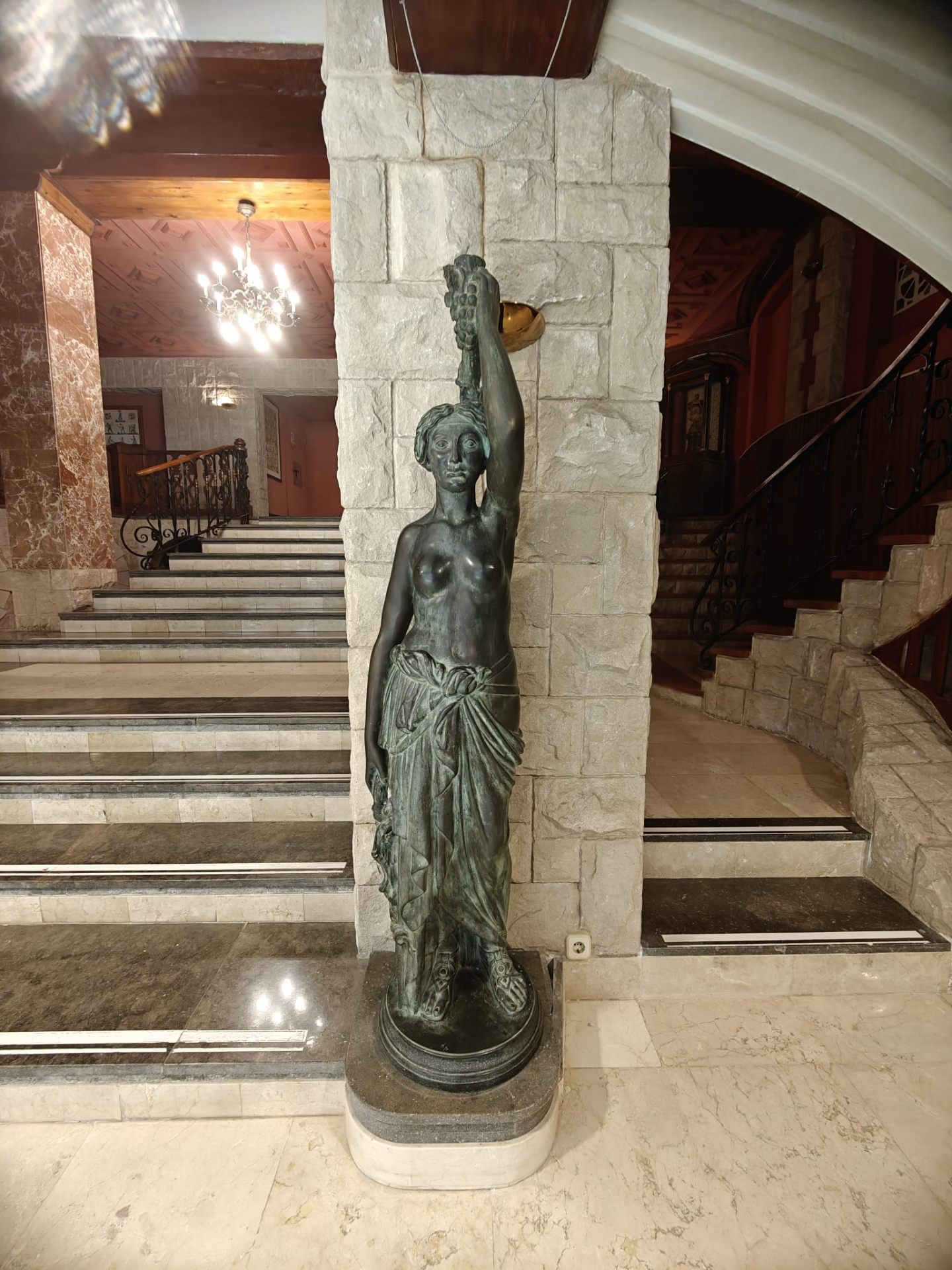Escalinata histórica del Hotel Termes de Montbrió