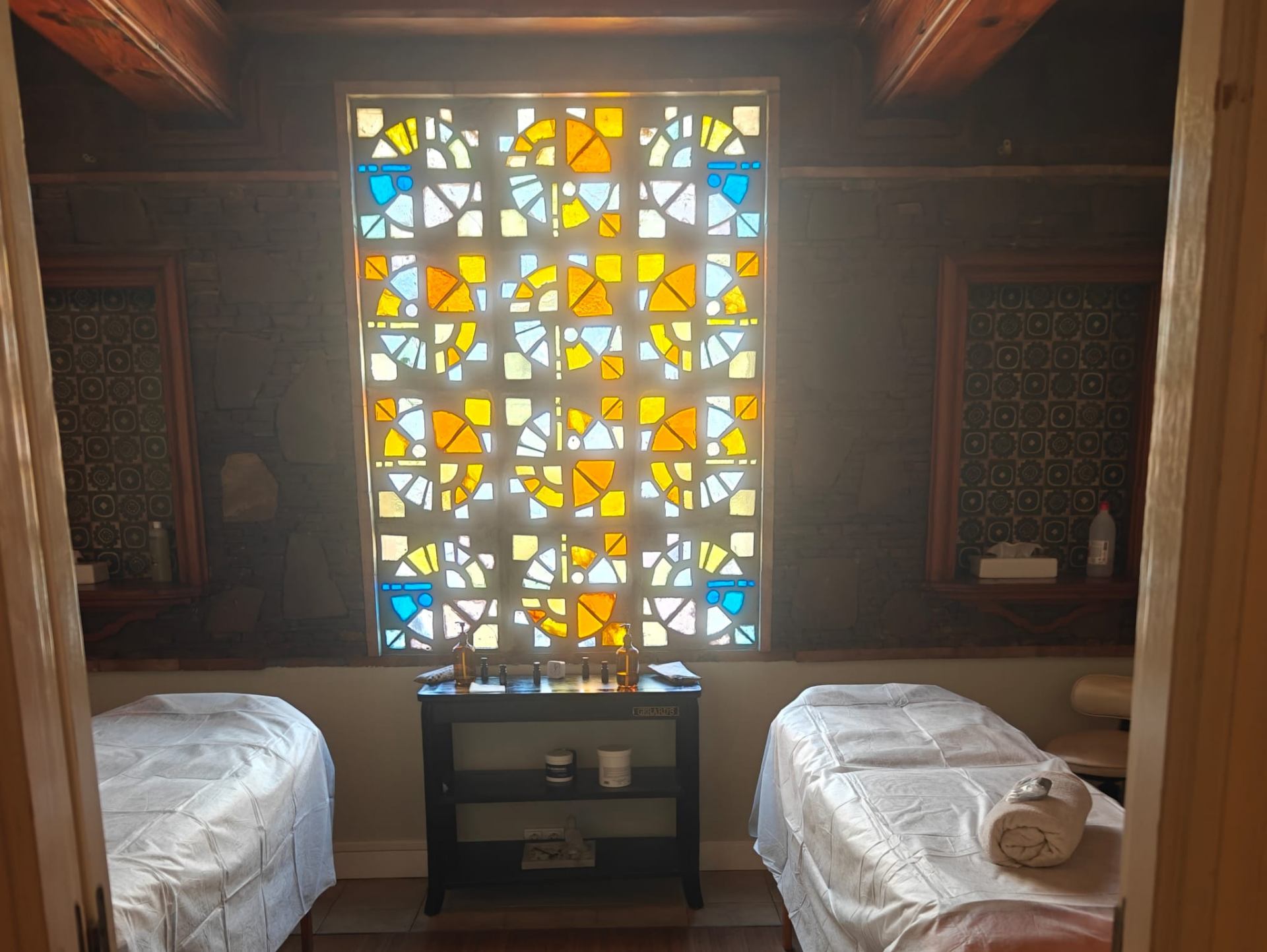 Sala de tratamientos con vitrales originales del Hotel Termes